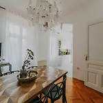 Alloro Boutique بولا