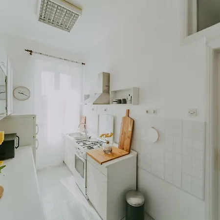 Alloro Boutique Пула